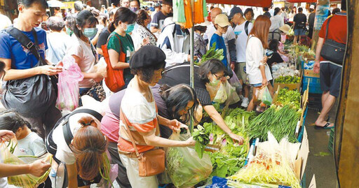 強颱山陀兒逼近…婆媽早起衝市場採購「滿滿都是人」 菜價漲翻天