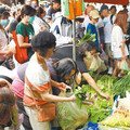 強颱山陀兒逼近…婆媽早起衝市場採購「滿滿都是人」 菜價漲翻天