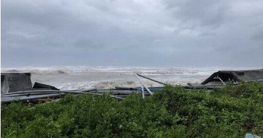 山陀兒強襲！蘭嶼「海水倒灌」駕駛倒車逃生 枋寮海堤遭沖毀