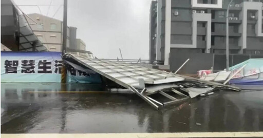 屏東大看板被風吹塌 高雄騎士慘遭吹翻…馬路出現冰箱