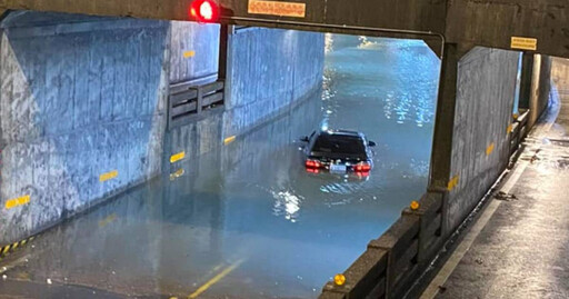 深夜雨彈炸宜蘭羅東！路面積水淹到小腿 「車輛受困地下道」駕駛急逃生