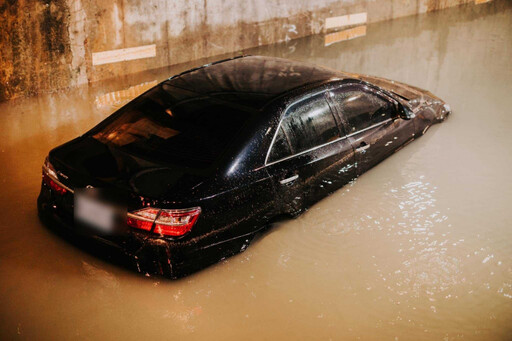 深夜雨彈炸宜蘭羅東！路面積水淹到小腿 「車輛受困地下道」駕駛急逃生