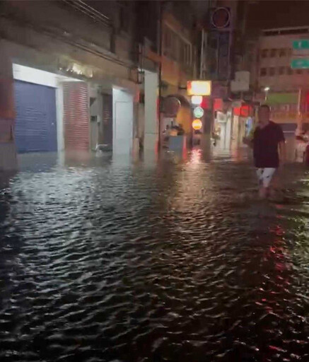 深夜雨彈炸宜蘭羅東！路面積水淹到小腿 「車輛受困地下道」駕駛急逃生