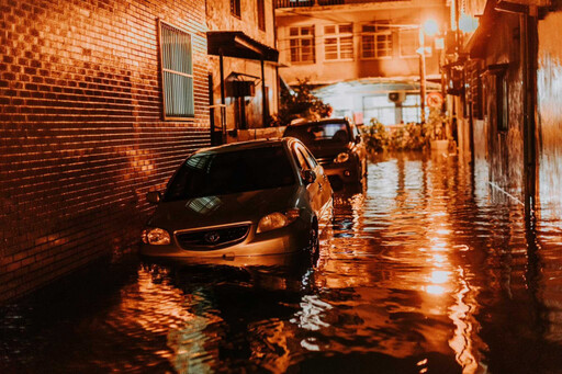 深夜雨彈炸宜蘭羅東！路面積水淹到小腿 「車輛受困地下道」駕駛急逃生