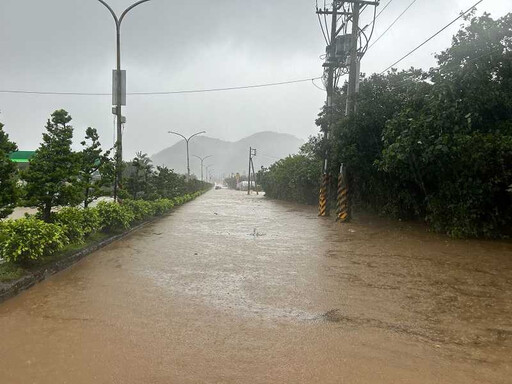 山陀兒豪雨猛炸「新北2區釀洪災」 馬路變成河…台2線緊急封閉