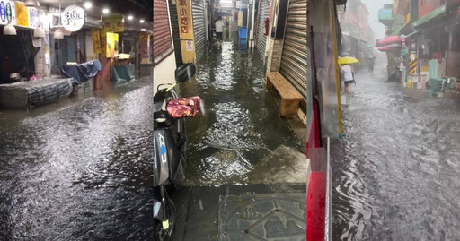 暴雨狂轟北海岸！金山老街水高及膝 店家「望洋興嘆」：生財工具泡湯