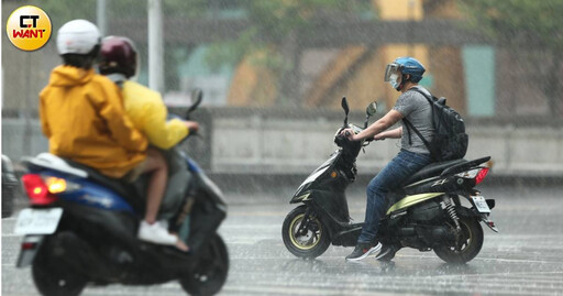 雙北炸大豪雨！達到停課標準 教育局：學校自行決定