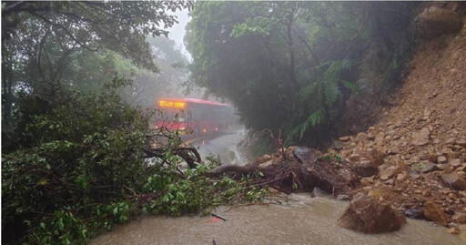 潭美颱風襲台！陽明山豪雨釀土石滾落 邊坡坍方阻斷交通