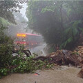 潭美颱風襲台！陽明山豪雨釀土石滾落 邊坡坍方阻斷交通