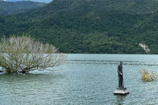 蔣介石銅像「水上漂」過生日！ 康芮挾帶豪雨曾文水庫滿水位再現奇景