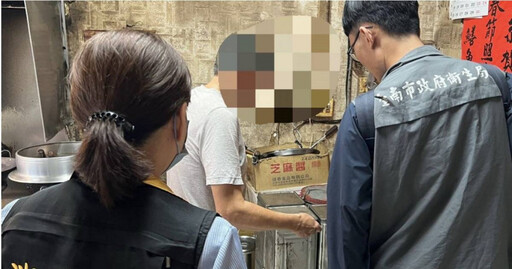 台南知名炒鱔魚出事了！老闆做菜「爽叼菸」遭檢舉 衛生局抓到2缺失