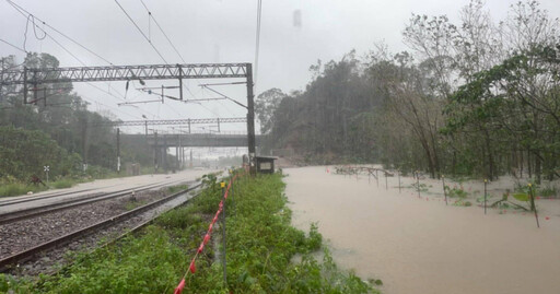 5縣市豪大雨特報！宜蘭紅色警戒 台鐵「軌道遭淹」新馬＝蘇澳新雙線不通