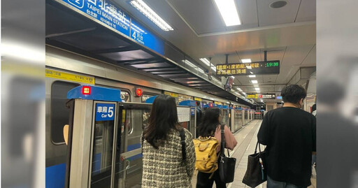 乘客搭捷運突情緒失控！狂拍、踹車門 北捷回應了