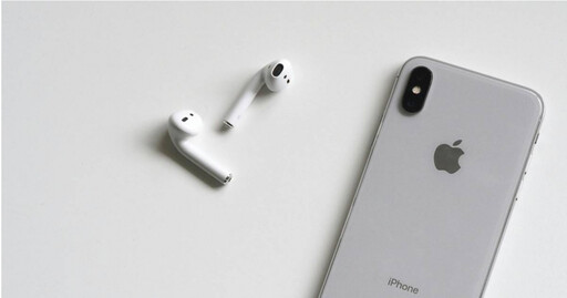 一群人出去玩「為何還要戴airpods？」 全場曝可能原因：你懂啥