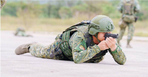 國軍超瞎「手槍臥射」照網路瘋傳！六軍團證實「不是P的」 嘆：會加強訓練