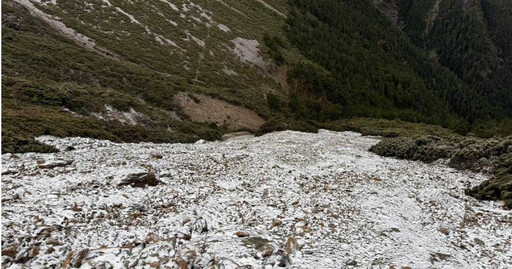 玉山下午再降雪！ 積雪結冰成銀白世界