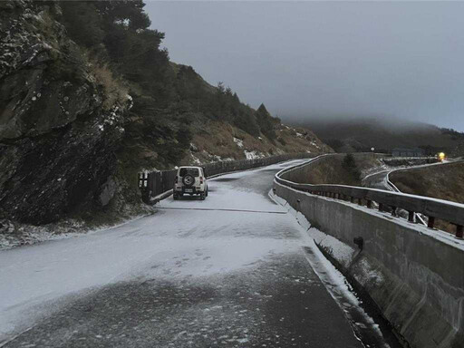 合歡山晚間降雪「厚度0.5公分」 公路局祭限制「昆陽至小風口」掛雪鏈通行