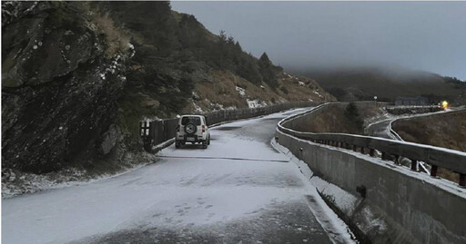 直擊冬季限定美景！合歡山下雪「大地一片銀白」 交通部：限掛雪鏈通行