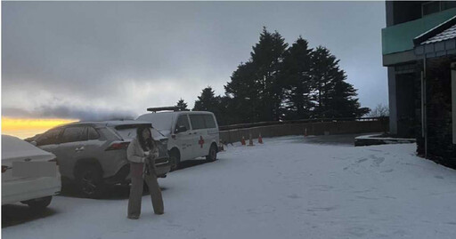 直擊冬季限定美景！合歡山下雪「大地一片銀白」 交通部：限掛雪鏈通行