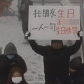 衝武嶺幫朋友慶生！他冒雪舉牌「一人一句生日快樂」 網刷一排祝福：也太用心