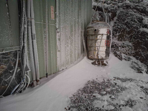 合歡山2波降雪「最厚達10公分」 玉山也成銀白世界