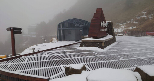 寒流南下發威了！合歡山「銀光耀眼」 松雪樓積雪6公分