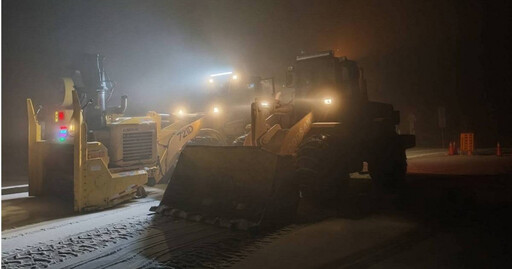 合歡山入夜降雪！鏟雪車忙清理路面 台14甲鳶峰至大禹嶺限掛雪鏈通行