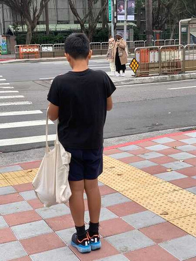 台北急凍6度以下…網直擊「男童穿夏季服裝」傻了 真相曝光：很常見