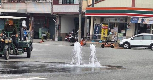 高雄停水中…大寮光明路冒「雙管噴泉」 里辦公室公告：用路人注意安全