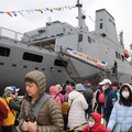 不畏低溫寒風 海軍敦睦艦隊抵基隆港 民眾排隊參觀