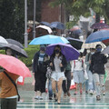 首波梅雨鋒面通過全台有雨！下周二再變天 各地都有短暫陣雨或雷雨天氣