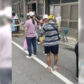 雙腿變形仍跟隨白沙屯媽祖進香！他目擊「勇腳伯」現身 網讚：香燈腳精神指標