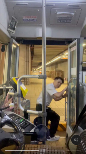 公車門口「禁止站立」卻有扶手?他發文釣出司機親解 4萬人笑瘋