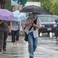 明午後炸雷雨「下到入夜」！週日雨區再擴大 下週2波鋒面接力甩雨