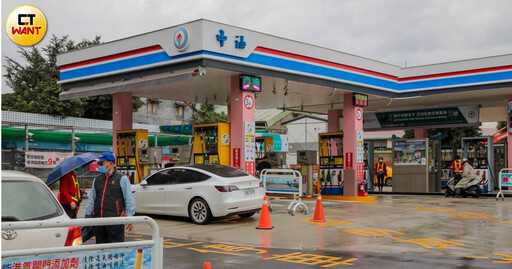他見加油機上貼「自備飲料杯省5元」! 網笑:92能加波霸嗎