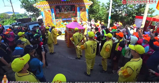 粉紅超跑趕路急靠右停40秒! 信徒見媽祖「1嗜好」喊:太可愛
