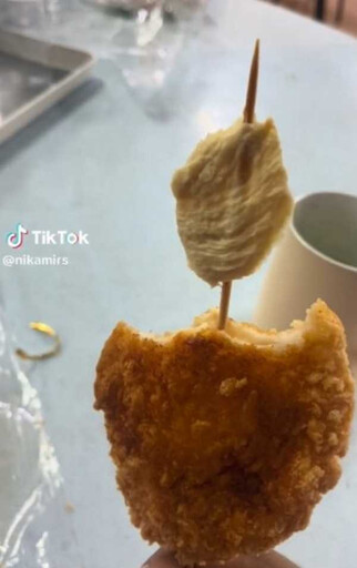 路邊攤雞排騙很大!男吃一口「外皮秒脫落」 真實份量笑暈網