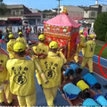 她好奇白沙屯媽祖鑾轎旁「紅臂章長者」是誰？ 一票信眾解答：非常資深的前輩