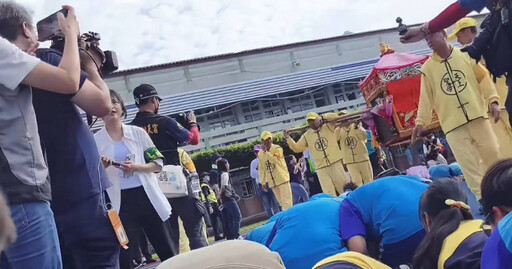 白沙屯媽祖賜福…男童領結緣品「遭女老師插隊搶走」 埔鹽國小道歉了