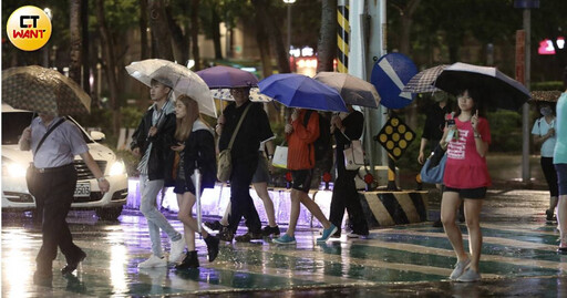 鋒面逼近!明日白天悶熱「傍晚開始變天」 週末將有大雨轟炸全台