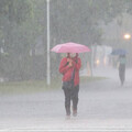 午後變天防雷陣雨！鋒面攪局母親節「有風也有雨」