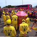 白沙屯媽祖進香亂象！香燈腳拿了結緣品不吃還亂丟 他氣炸：蹧蹋別人愛心