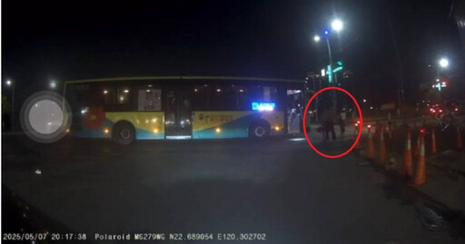 3母女險過施工區!路過司機霸氣廣播「上車!免錢」 網友淚目:沒穿披風的英雄