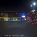 3母女險過施工區！路過司機霸氣廣播「上車！免錢」 網友淚目：沒穿披風的英雄