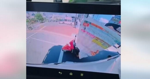躲太陽!離譜騎士大車旁「看報紙」 網傻眼酸:找自己的頭條
