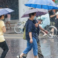 明天鋒面殺到！午後降雨範圍擴大「雷雨炸全台」 未來1週天氣出爐