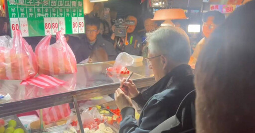 黃仁勳逛通化夜市愛店 水果攤阿婆贈「超暖7字」被讚:台灣精神