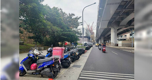 三峽重大車禍民眾嚇傻!機車騎士怕被後車撞 停等紅燈「狂看後照鏡」