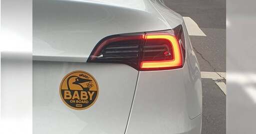 「Baby in car」標語貼紙錯了!他見正確版驚:難得 一票人揭差異