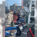 南部天氣熱炸！雙載騎士「舉洗手槽」遮陽？警一看要開罰